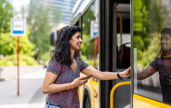 mulher-pegando-onibus